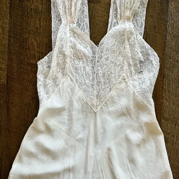 Vintage Women’s Cream colored Nightgown/Slip. Size Small